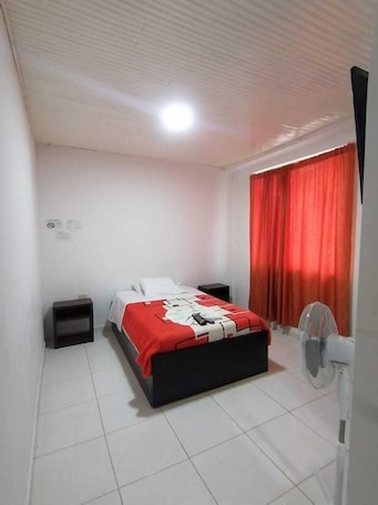 Habitación estándar, 1 cama doble, baño privado | Caja fuerte y mobiliario individual. Hotel Central - Mocoa