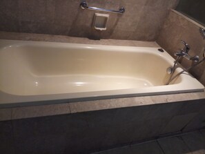 Deep-soaking bathtub, free toiletries, hair dryer, towels - Jannat Suite at Times Square (Kuala Lumpur)