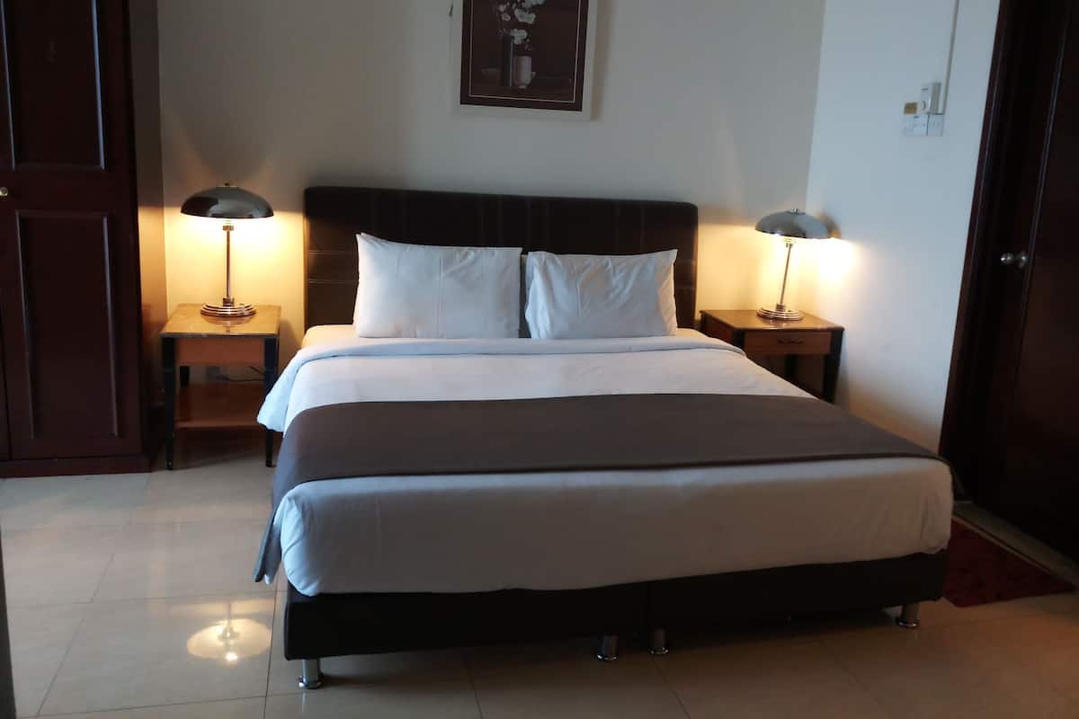 Standard Studio Suite | Iron/ironing board