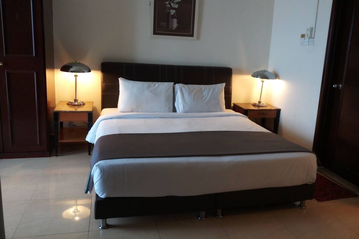 Standard Studio Suite | Iron/ironing board, free wired internet