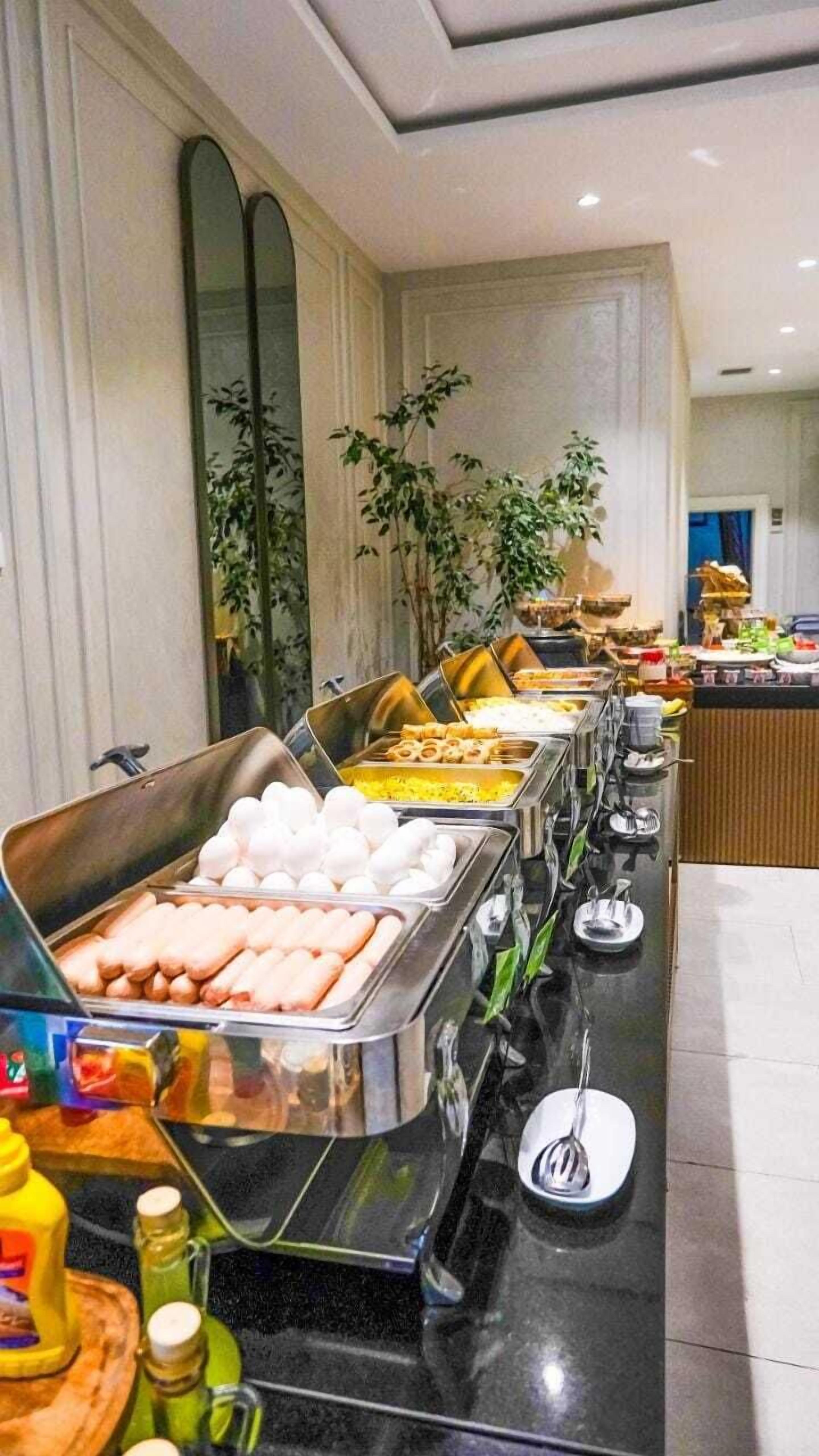 Free daily buffet breakfast