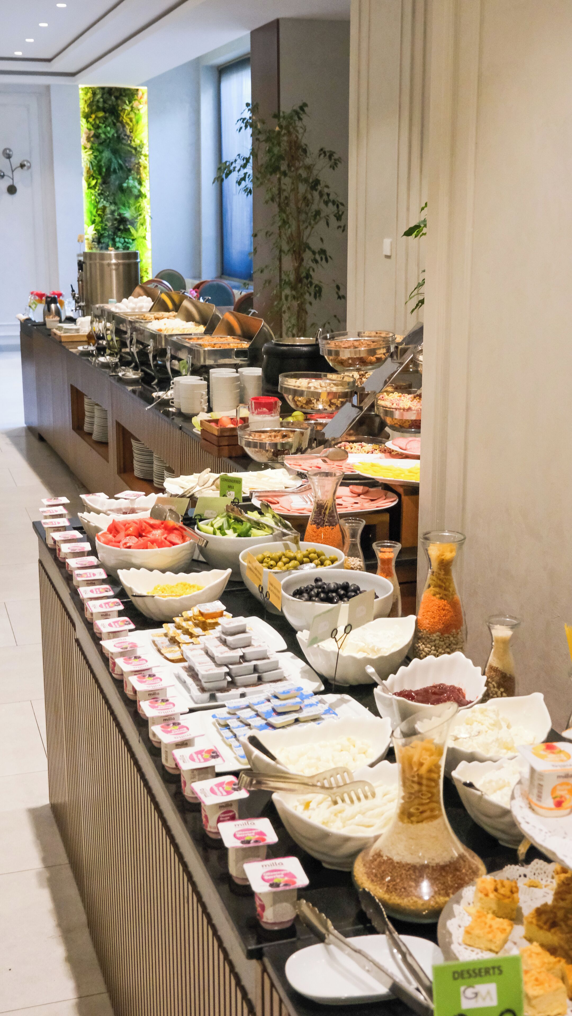 朝食 (ビュッフェ)、毎日提供 (無料)