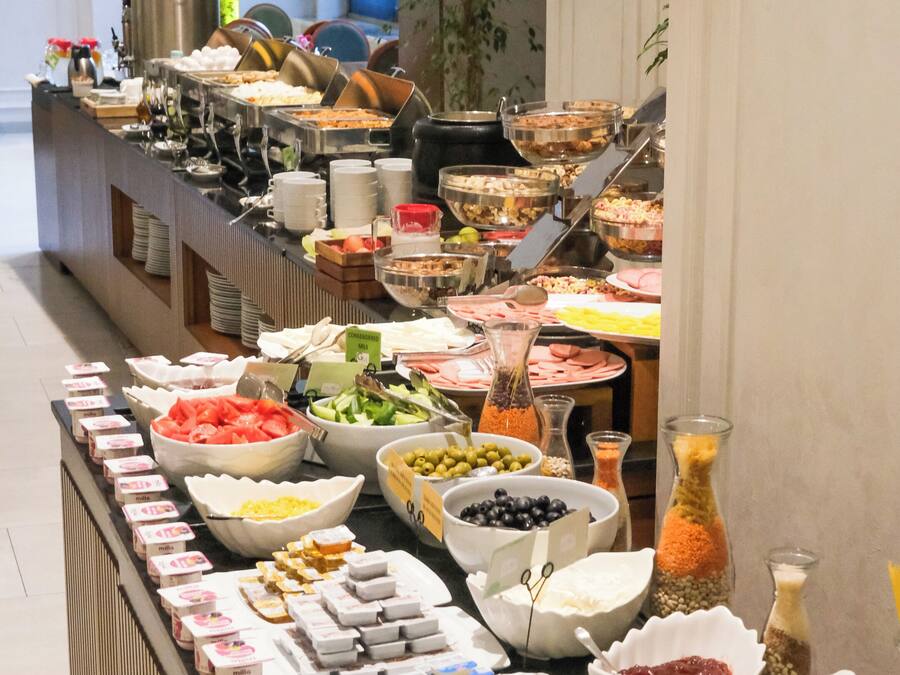 Café da manhã com buffet grátis todos os dias