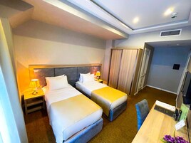 Habitación estándar con 1 cama doble o 2 individuales | Minibar, caja fuerte, escritorio y espacio para trabajar con un portátil