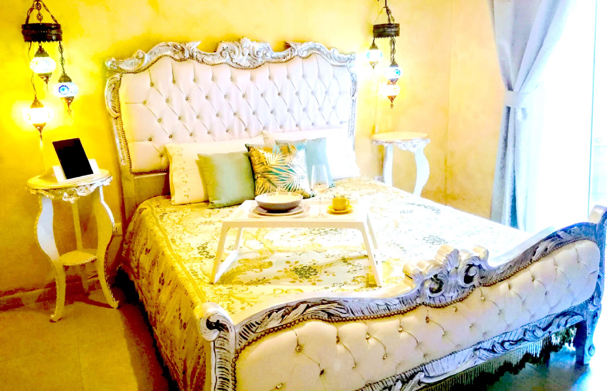Decoración personalizada, muebles diferentes y escritorio 