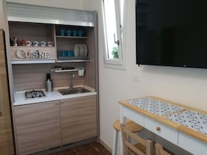 Deluxe Quadruple Room, Multiple Beds, Garden View | Private kitchenette | Microwave, stovetop, espresso maker, coffee/tea maker - Borgo Salentino (San Vito dei Normanni)