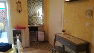 Deluxe suite, uitzicht op tuin | Individueel gedecoreerd, individueel gemeubileerd, een bureau