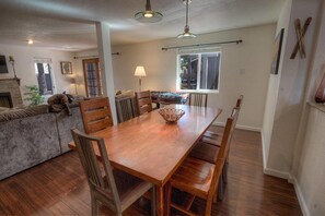 Fridge, microwave, stovetop, dishwasher - Blue Angel Chalet (South Lake Tahoe)
