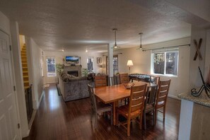 Fridge, microwave, stovetop, dishwasher - Blue Angel Chalet (South Lake Tahoe)