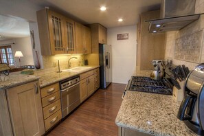 Fridge, microwave, stovetop, dishwasher - Blue Angel Chalet (South Lake Tahoe)