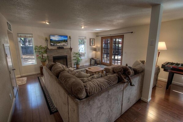 TV, fireplace - Blue Angel Chalet (South Lake Tahoe)