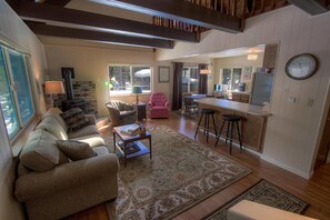 Een televisie en een open haard