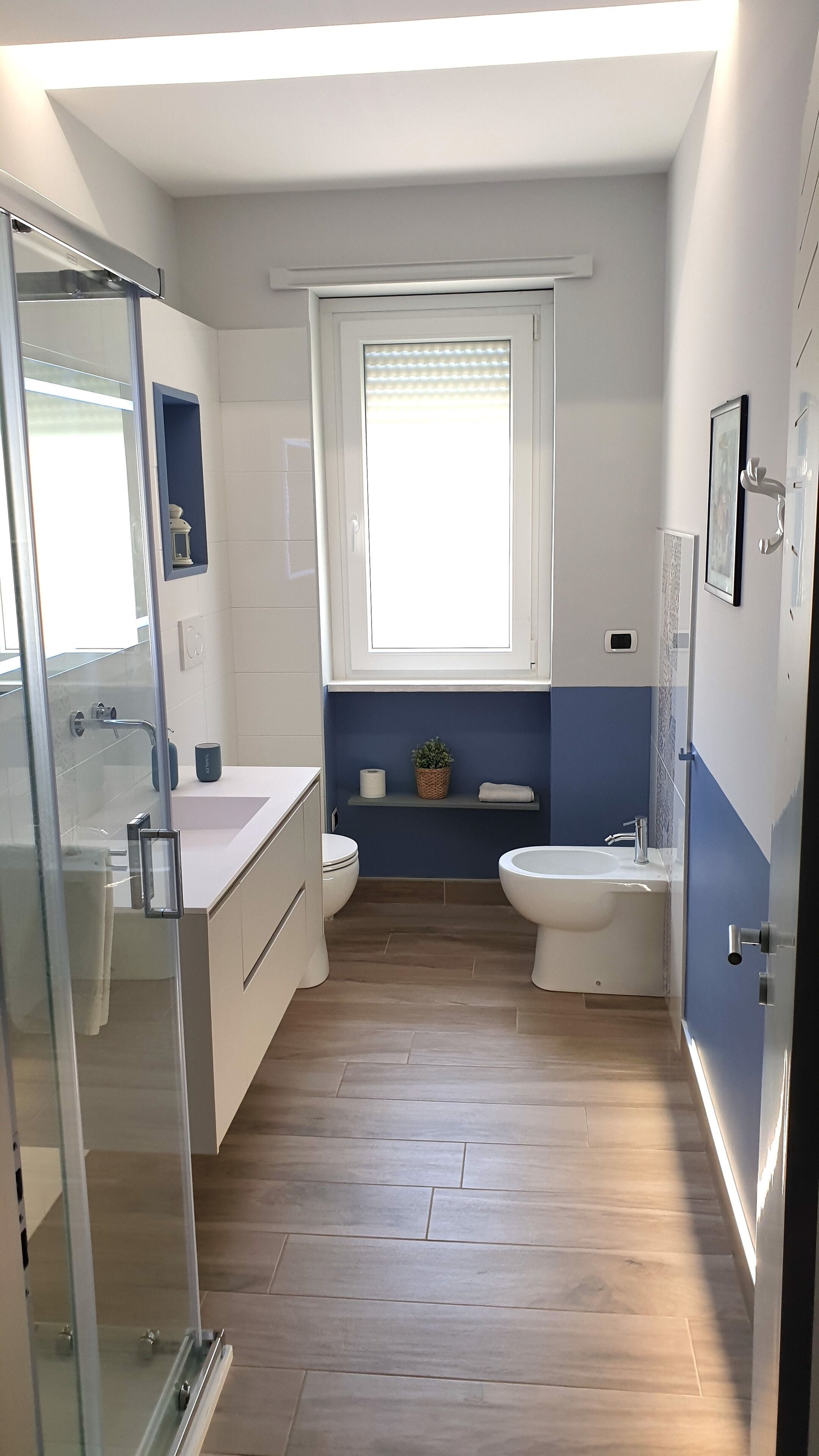 Ducha, secador de pelo, bidet, toallas