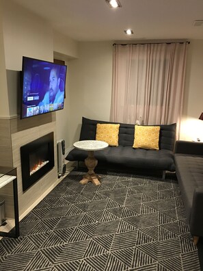 TV, Netflix, streaming services - Lovely Downtown House 7 Bedroom+12 bed+2 Parking (Old Toronto)