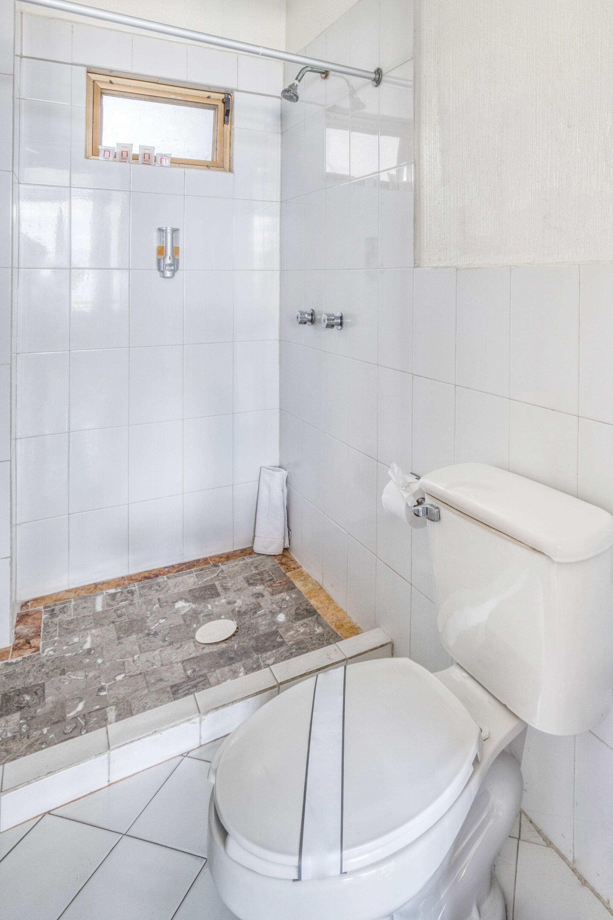Habitación estándar | Baño | Regadera, toallas, shampoo, papel de baño 
