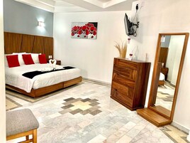 Superior Room | Desk, WiFi (free), bed sheets
