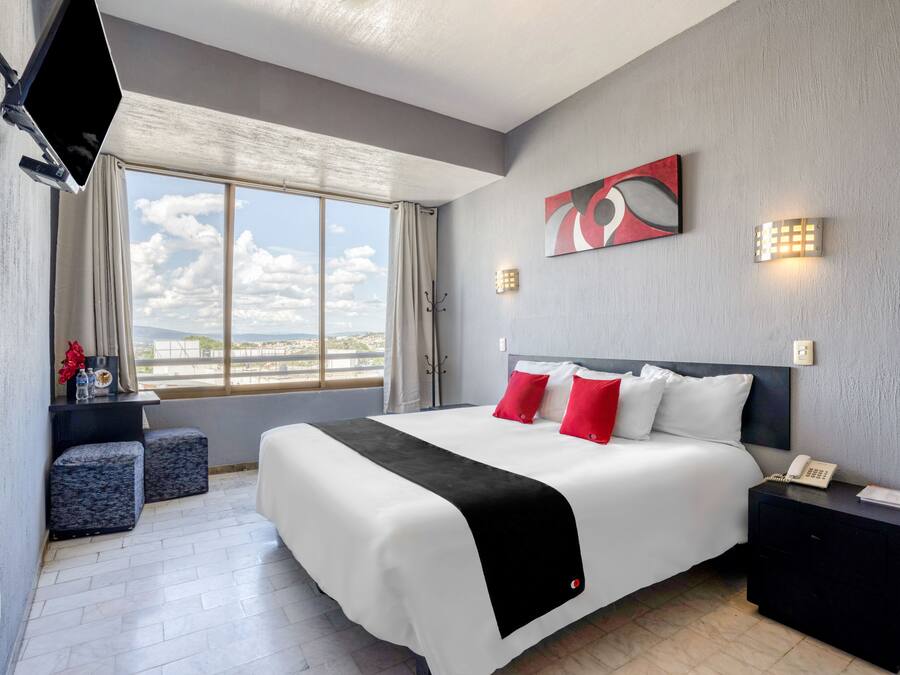 Escritorio, wifi gratis y ropa de cama