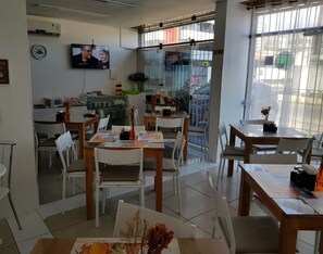 Buffet déjeuner gratuit tous les jours