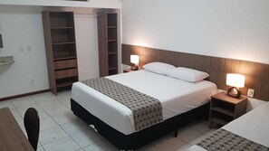 Minibar, blendingsgardiner, strykejern/-brett og wi-fi (inkludert)