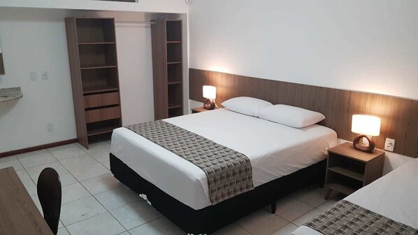 Minibar, rideaux d’obscurcissement, fer et planche à repasser