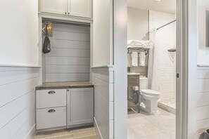 Quarto casal tradicional | Banheiro | Produtos de toalete grátis, secador de cabelo, toalhas de banho 