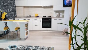 Coffee/tea maker, fridge, microwave, oven - UHA31 Unique Hotel Apartments Iasi (Iași)