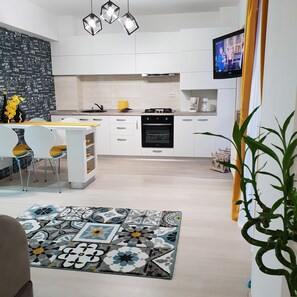 Jääkaappi, mikroaaltouuni, uuni, liesi