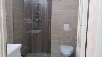 Hair dryer, towels, shampoo, toilet paper