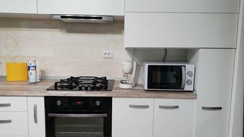 Kühlschrank, Mikrowelle, Ofen, Herdplatte