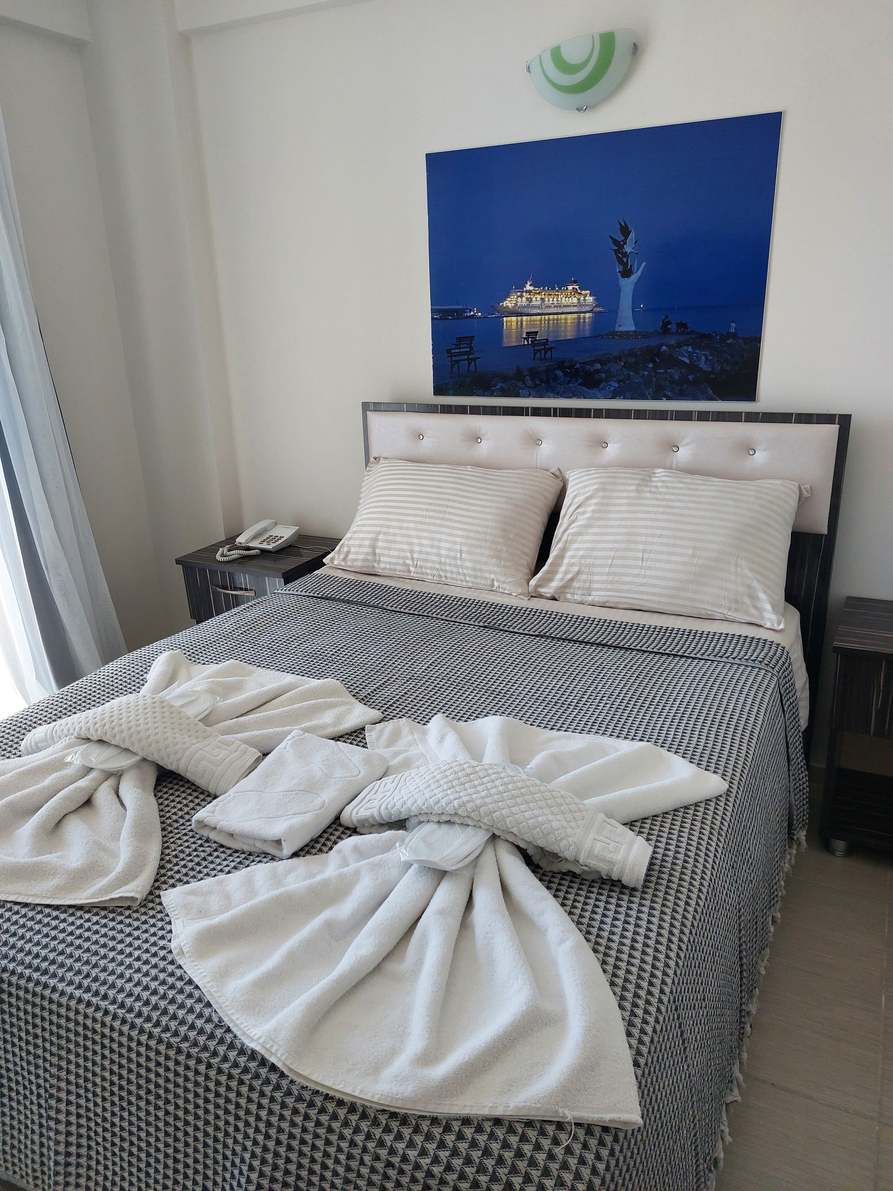 Minibar, iron/ironing board, free WiFi, bed sheets