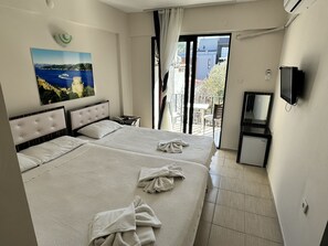 Standard-Dreibettzimmer | Minibar, Bügeleisen/Bügelbrett, kostenloses WLAN, Bettwäsche