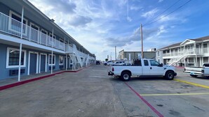 Ein mehrstöckiges Hotel mit Parkplatz.