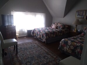 Grand Suite | Free WiFi, bed sheets - Wayne on Main (Honesdale)