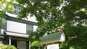 Una casa con un tetto verde e una cassetta delle lettere.