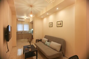 Apartment, 1 Bedroom (#8) | Living room | 43-inch flat-screen TV with satellite channels, Smart TV - G&M Luxury Studios (Thessaloniki)