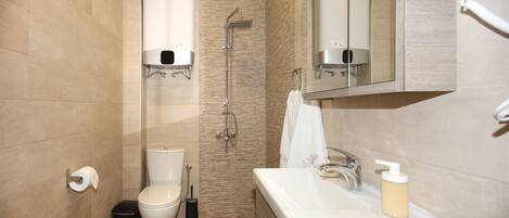 Apartment, 1 Bedroom (#4) | Bathroom | Shower, rainfall showerhead, free toiletries, hair dryer