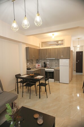Comfort Apartment, 1 Bedroom (#3) | Private kitchen | Fridge, oven, stovetop, dishwasher - G&M Luxury Studios (Thessaloniki)