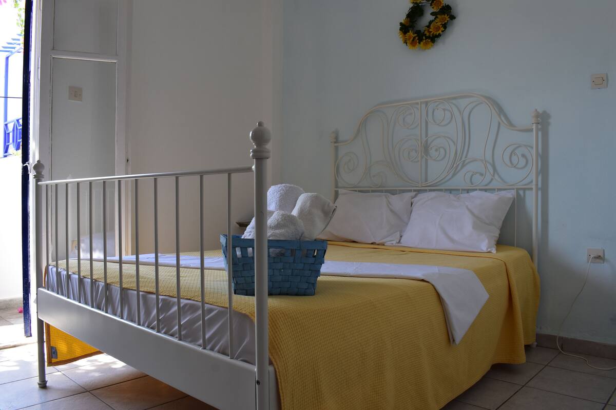 Habitación básica con 1 cama matrimonial o 2 individuales, vista a la ciudad | Decoración personalizada, escritorio y espacio para trabajar con laptop