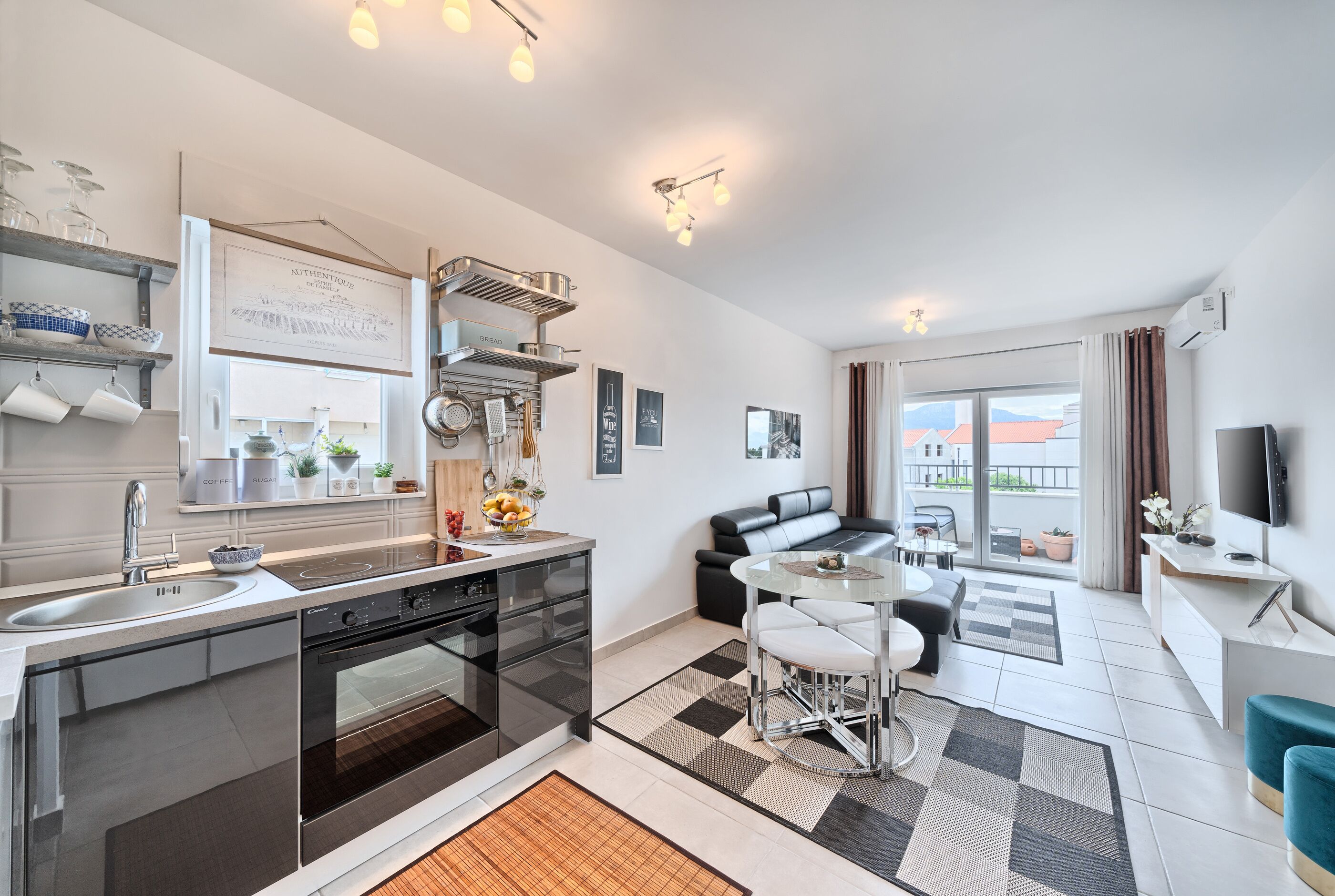 Een koelkast, een oven, een kookplaat, een koffiezetapparaat/waterkoker