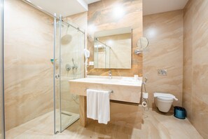 Dusche, kostenlose Toilettenartikel, Haartrockner, Handtücher