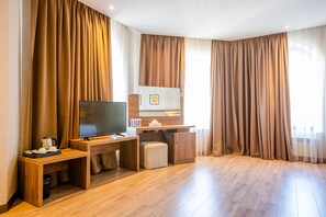 Habitación de lujo doble | Sala de estar | Una televisión