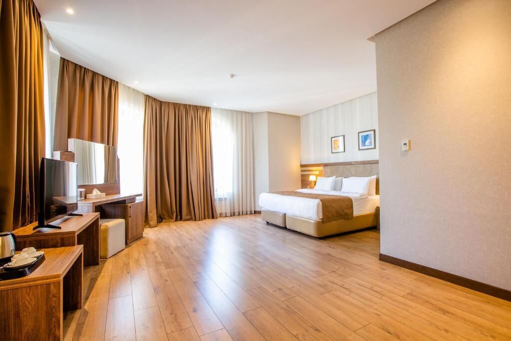 Seprai katun Mesir, seprai premium, minibar, dan brankas