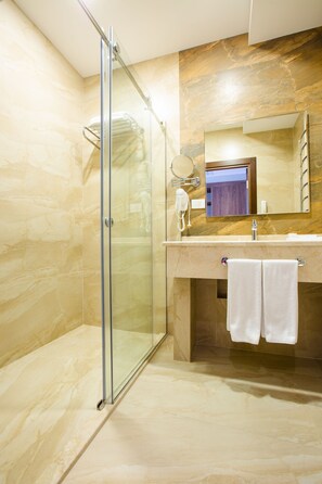 Standard Triple Room | Bathroom shower - City Park Hotel Baku (Baku)