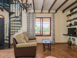 Een televisie en een open haard