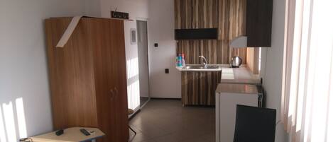 Réfrigérateur, four, plaque de cuisson, grille-pain