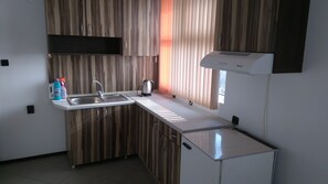 Frigorifero, forno, piano cottura, tostapane