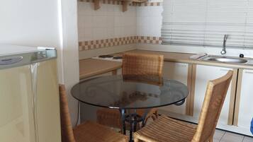 Basic-Apartment | Eigene Küche | Kühlschrank, Mikrowelle, Herdplatte, Wasserkocher