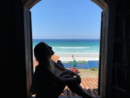 Suíte estúdio superior, vista para o mar | Cofres nos quartos, roupa de cama, acesso para cadeiras de rodas. Pousada My House Cabo Frio