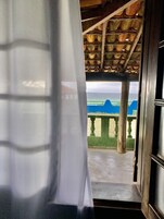 Caja de seguridad en la habitación y ropa de cama 