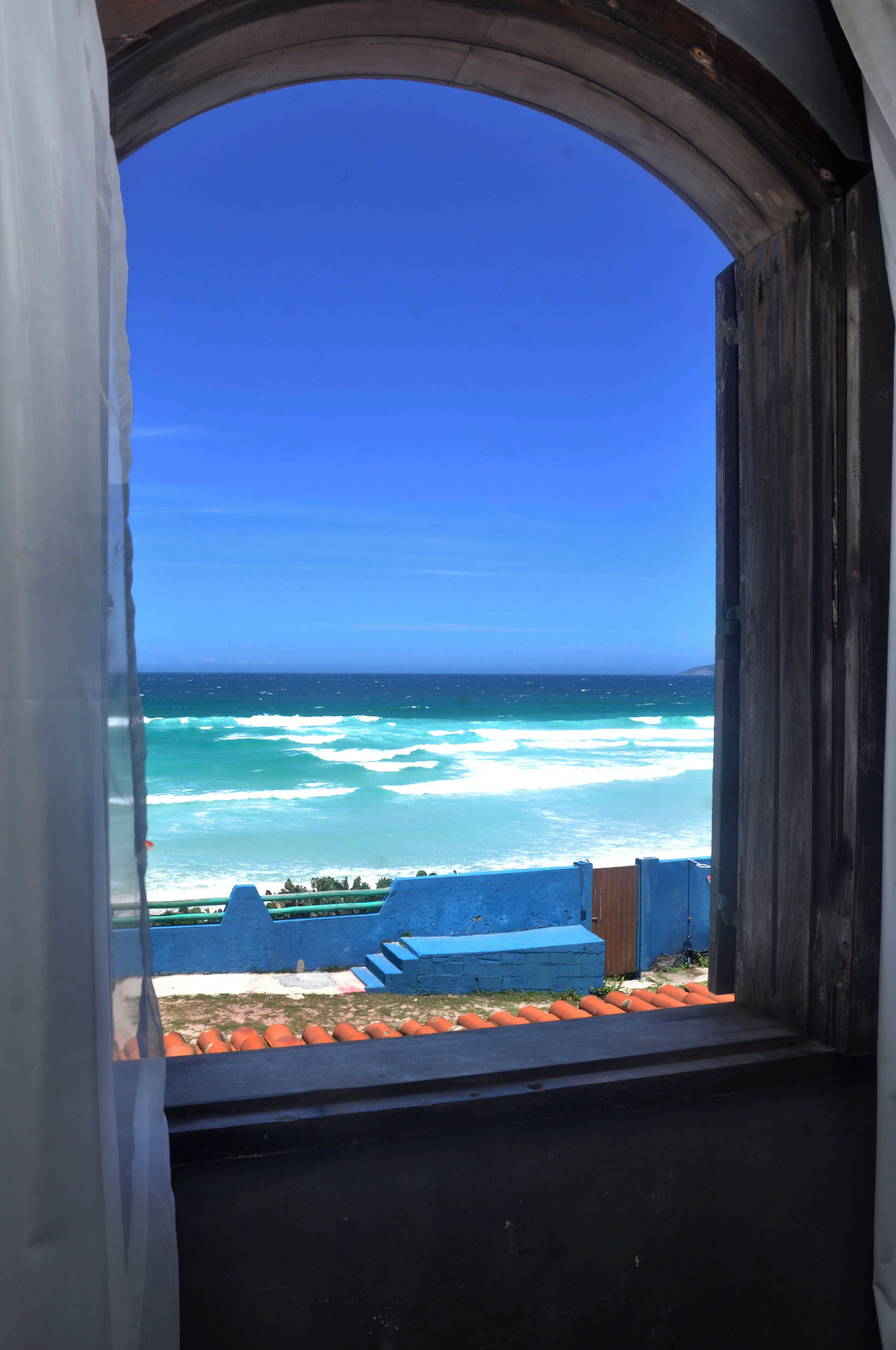 Suite estudio superior, vista al mar | Caja de seguridad en la habitación y ropa de cama 